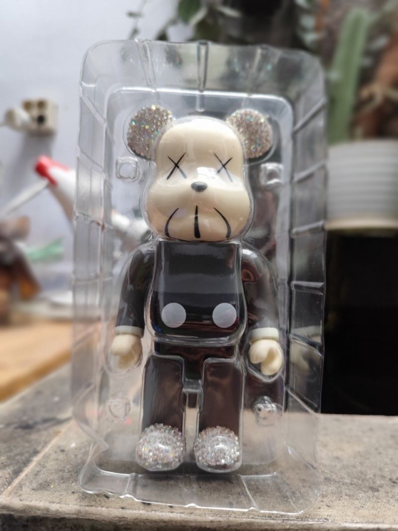 Bearbrick KAWS (kolaborasi dengan seniman KAWS)
