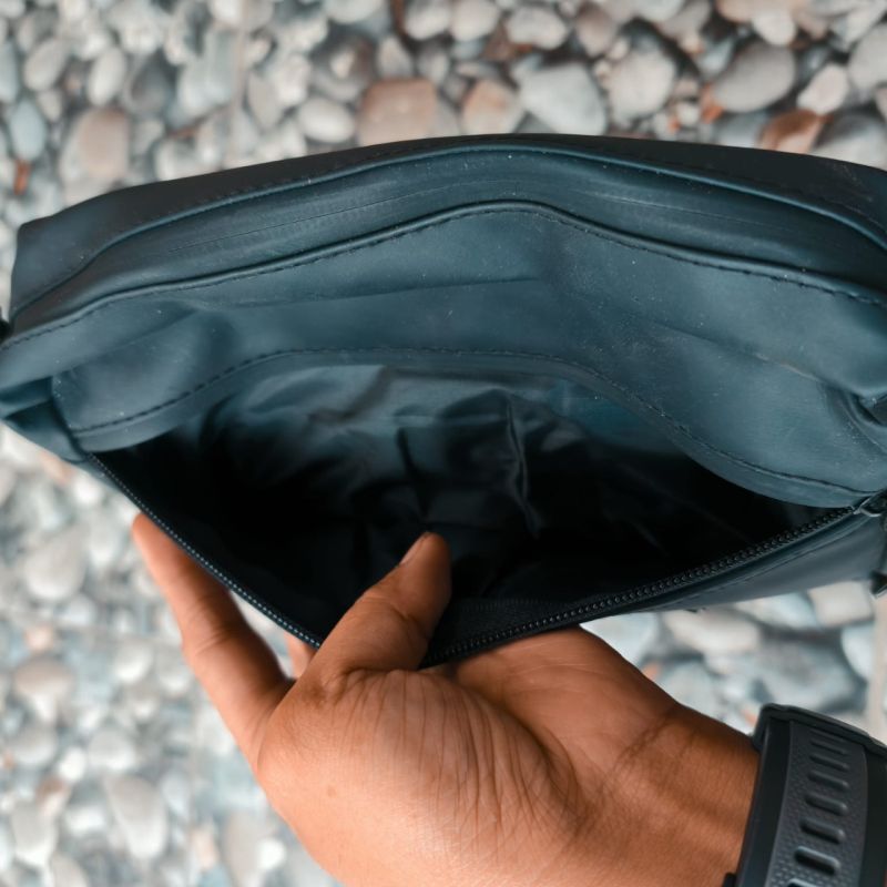 Tas Selempang Pria Quicker - Hitam