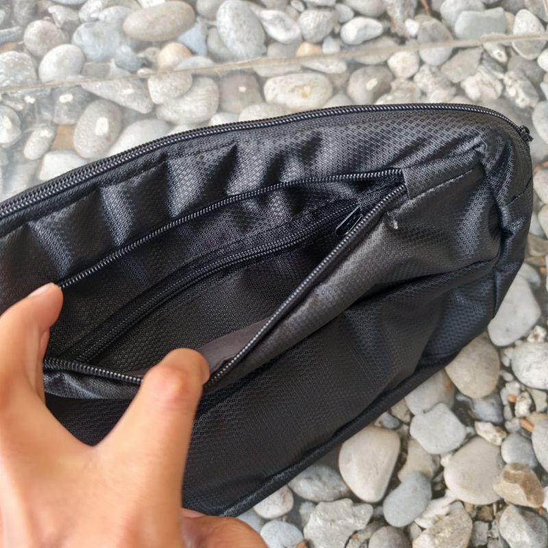 Tas Pinggang Hitam Simple – Model kasual, cocok untuk harian & traveling